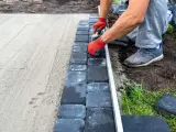 Układanie kostki brukowej na podsypce piaskowej to kluczowy etap, by wiedzieć, na czym postawić garaż blaszany.