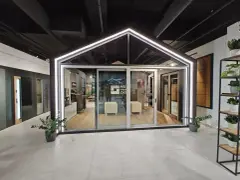 Nowoczesny salon okien i drzwi z ekspozycją w kształcie domu.