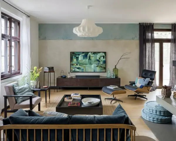 Nowoczesny salon z abstrakcyjnym obrazem nad szafką RTV. Idealna inspiracja, co powiesić na ścianie w salonie.