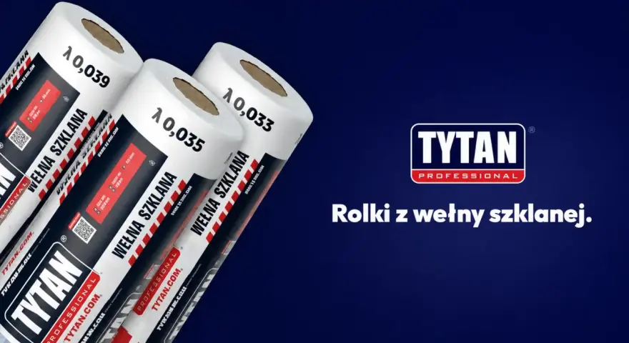 Trzy rolki wełny szklanej TYTAN PROFESSIONAL z różnymi parametrami lambda (0,039, 0,035, 0,033) do izolacji.