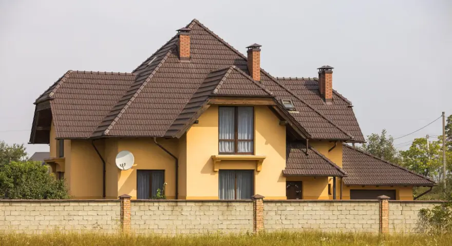 Jak dobrać kolory elewacji do brązowego dachu z symulacją kolorów