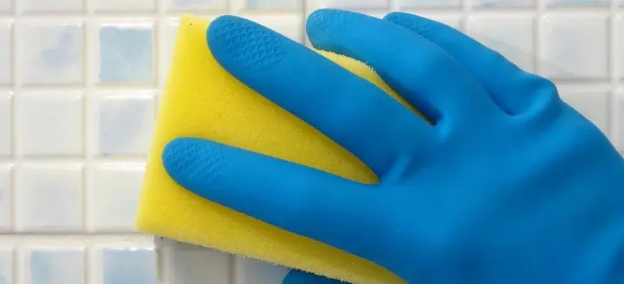 Jak usunąć pleśń z fug - skuteczne metody bez chemii i wysiłku