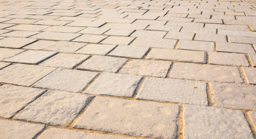 Czym fugować kostkę brukową, aby uniknąć kosztownych błędów?