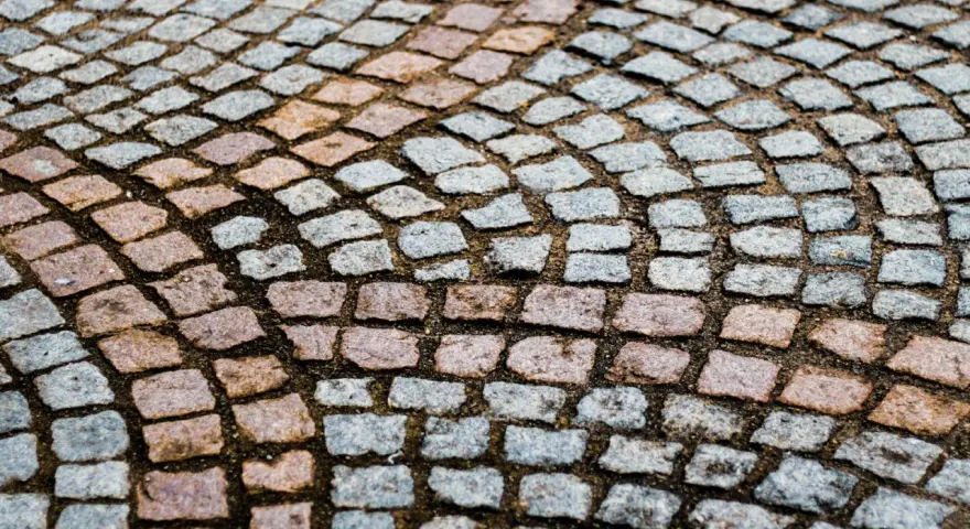 Czym pomalować kostkę brukową, aby uzyskać trwały efekt kolorystyczny?